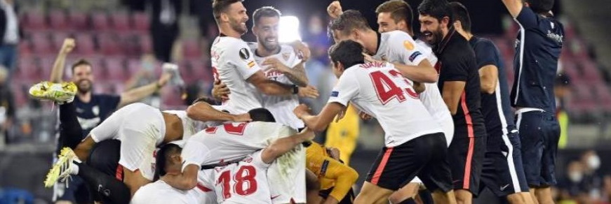 FOTOGRAFÍA. ESTADIO DE COLONIA (ALEMANIA), 21.08.2020. El Sevilla, con un doblete del holandés De Jong y un gol de chilena del brasileño Diego Carlos. Efe