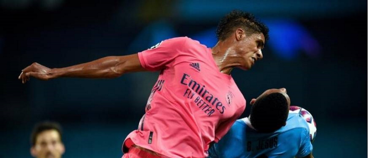 FOTOGRAFÍA. ESTADIO ETIHAD STADIUM DE MANCHESTER CITY (REINO UNIDO), 07.08.2020. Vista de un titubeante defensa del Real Madrid, Raphael Varane (i), quien, cometiendo hasta dos «delitos». Efe