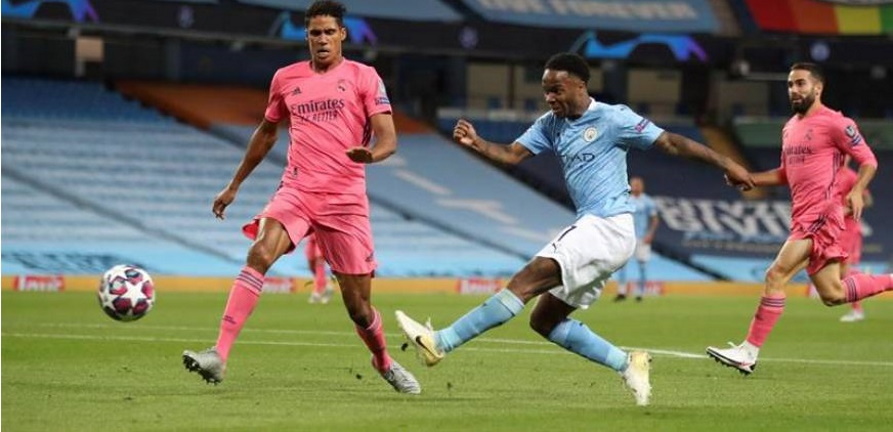FOTOGRAFÍA. ESTADIO ETIHAD STADIUM DE MANCHESTER CITY (REINO UNIDO), 07.08.2020. Vista de un titubeante defensa del Real Madrid, Raphael Varane (i). Efe (1)
