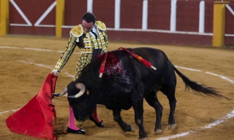 La habilidad y dominio escénico de Enrique Ponce, las 3 espadas de la corrida de toros de Fuengirola