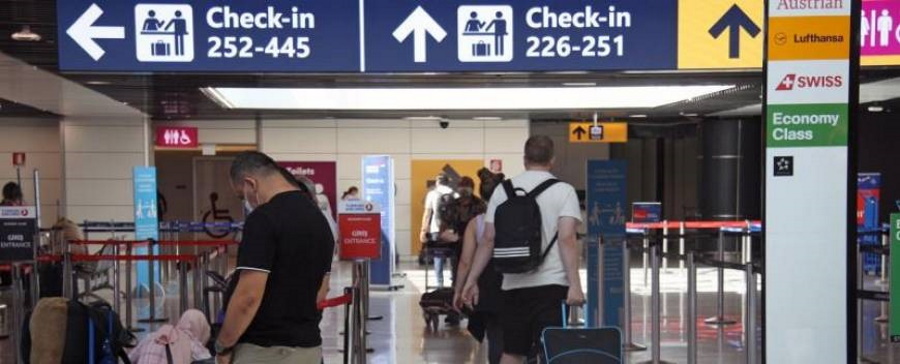 FOTOGRAFÍA. ITALIA, 11.08.2020. Viajeros en un aeropuerto de Italia. Efe