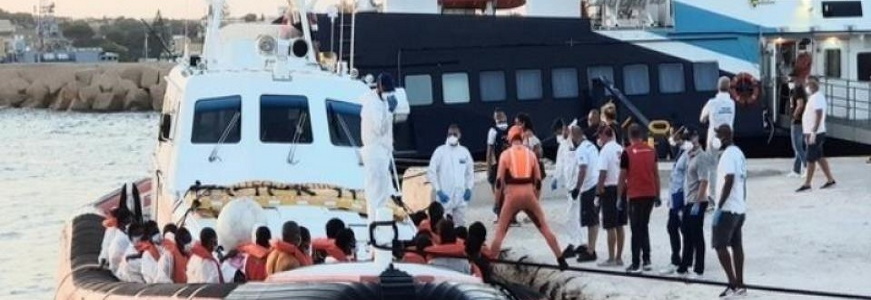 FOTOGRAFÍA. LAMPEDUSA (ITALIA), 30.08.2020. Desembarco de varios centenares de inmigrantes ilegales este sábado, 29 de agosto de 2020, en Lampedusa (Italia). Efe