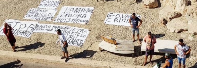 El alcalde de Lampedusa (Italia) en huelga para exigir la descongestión de la isla de inmigrantes ilegales