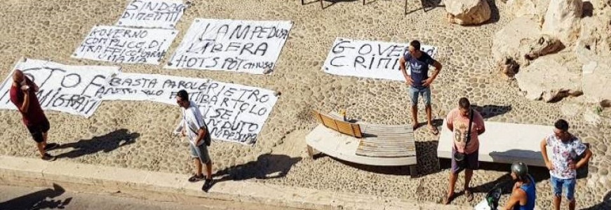 FOTOGRAFÍA. LAMPEDUSA (ITALIA), 31.08.2020. varios vecinos de Lampedusa (Italia), protestan con carteles contra la inmigración ilegal en la isla. Efe