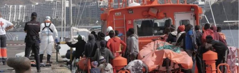 Protestas en Arguineguín contra inmigración ilegal masiva. Llegan a España otros 163 en 7 pateras