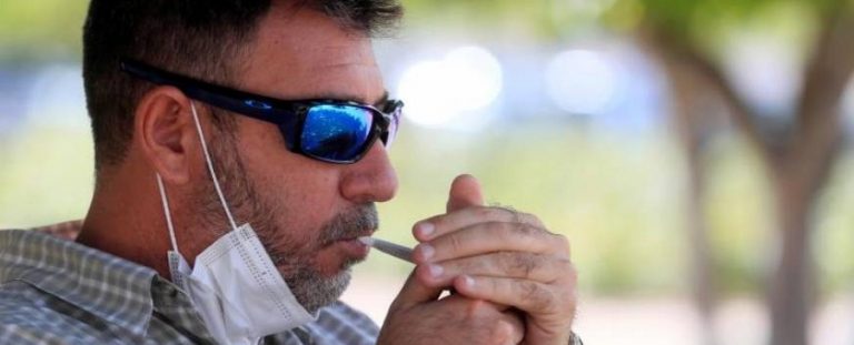 La Justicia rechaza la orden de Ayuso y autoriza fumar por las calles e ir a la discoteca en Madrid