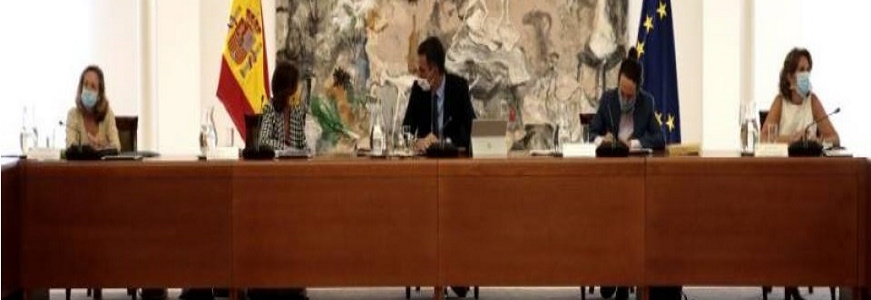 FOTOGRAFÍA. MADRID (ESPAÑA), 25.08.2020. El presidente del Gobierno, Pedro Sánchez (c), conversa con la vicepresidenta primera, Carmen Calvo (2i). Efe