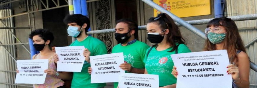 FOTOGRAFÍA. MADRID (ESPAÑA), 26.08.2020. En las puertas del Ministerio de Educación y Formación Profesional, la portavoz del Sindicato de Estudiantes, Coral Latorre. Efe