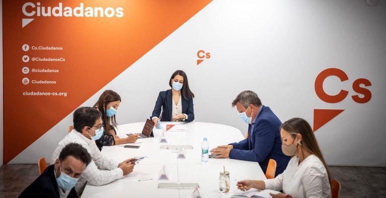 Cs se convertiría en el tercer partido en desaparecer: Los de Arrimadas hacen malabares para que sus electores que se sienten cómodos en VOX y PP no se escapen 