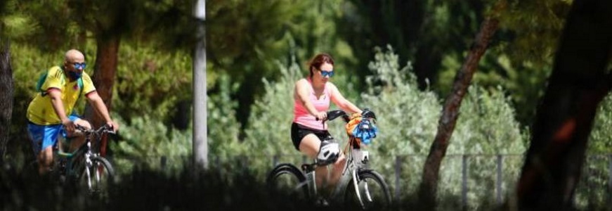 FOTOGRAFÍA. MADRID (ESPAÑA), AGOSTO DE 2020. Una pareja pasea en bicicleta por Madrid Río. Efe
