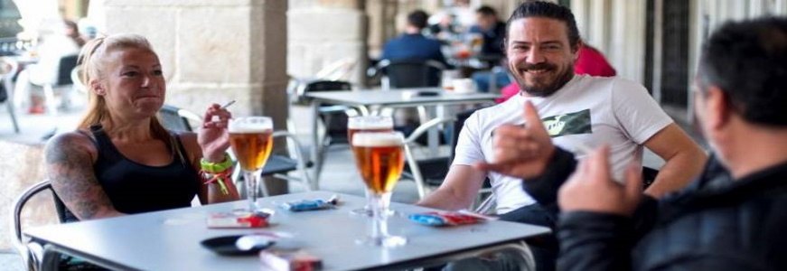 FOTOGRAFÍA. MADRID (ESPAÑA), AGOSTO DE 2020. Varias personas en la terraza de un bar en Madrid cuando el gobierno regional del PP+Cs pretende prohibir de fumar. Efe