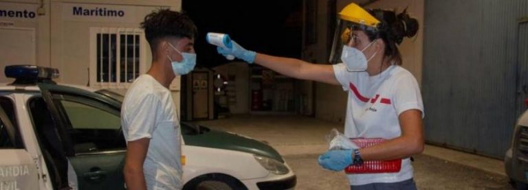 Tres inmigrantes ilegales magrebíes llegan a España a bordo de una moto acuática