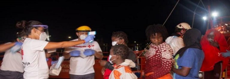 Llegan a España a bordo de una patera 36 inmigrantes, entre ellos un MENA, 9 mujeres y un bebé