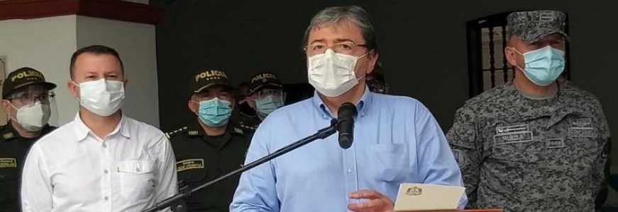 FOTOGRAFÍA. OCAÑA (COLOMBIA), 26.08.2020. Carlos Holmes Trujillo (c), ofrece una declaración junto a los comandantes de las fuerzas militares y de policía hoy en Ocaña. Efe