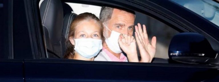 Los reyes de España y sus hijas en Palma. Del aeropuerto a Marivent, el rey de chofer y la reina de copiloto