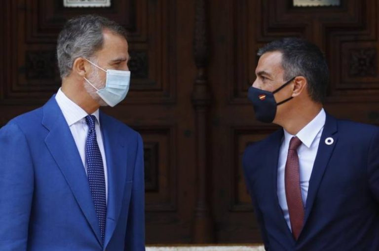Sánchez llega a Marivent con mascarilla de bandera de España tras sus vacaciones de Lanzarote