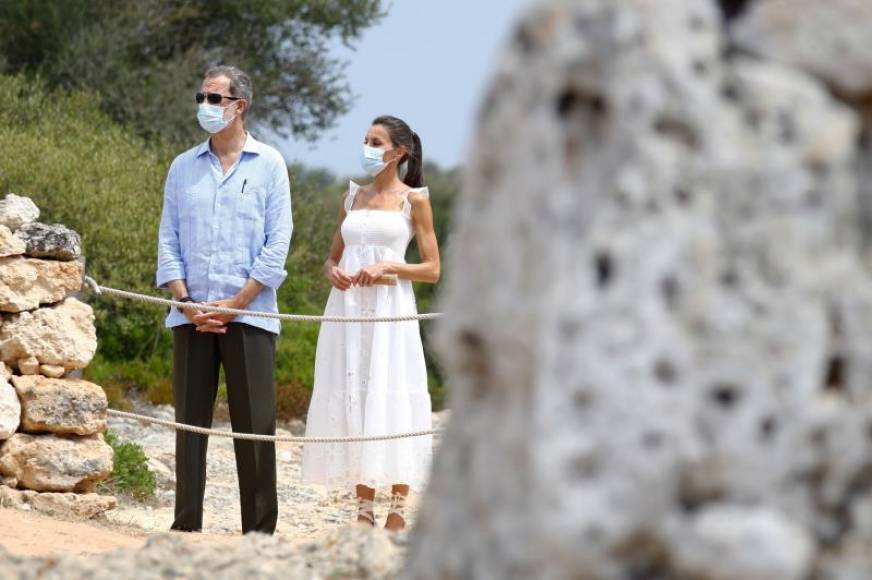 FOTOGRAFÍA. PALMA (ESPAÑA), 16.08.2020. Los reyes Felipe y Letizia visitan la Naveta de Tudons, la edificación más antigua de Europa y ejemplo de la cultura talayótica de Menorca. Efe