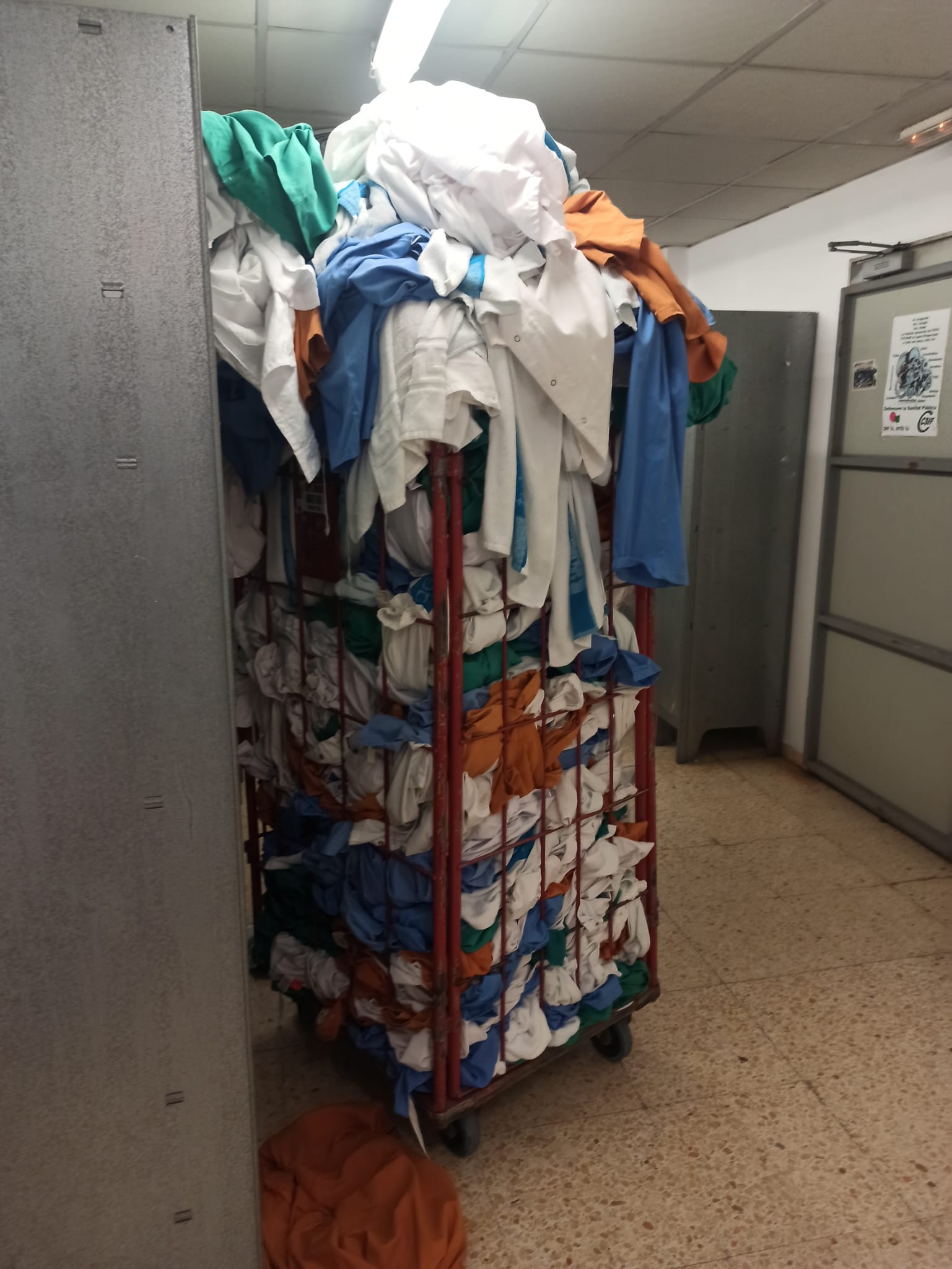 FOTOGRAFÍA. PASILLOS DEL HOSPITAL BELLVITGE DE BARCELONA (CATALUÑA) ESPAÑA, 16.08.2020. El Hospital Bellvitge (Barcelona), foco de contagio covid 19, insalubridad. Ñ Pueblo (1)