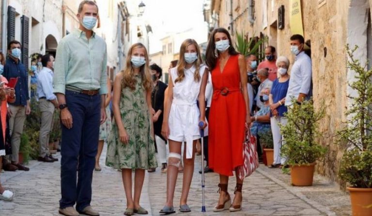 La infanta Sofía en Petra (Palma) con muleta por un golpe en una rodilla, 5 puntos de sutura