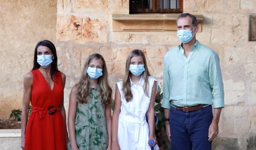 FOTOGRAFÍA. PETRA (PALMA) ESPAÑA, 10.08.2020. Los reyes Felipe VI (d) y Letizia (i), la princesa Leonor (2-i) y la infanta Sofía (2-d), posan durante su visita a la casa natal de fray Junípero Serra. Efe