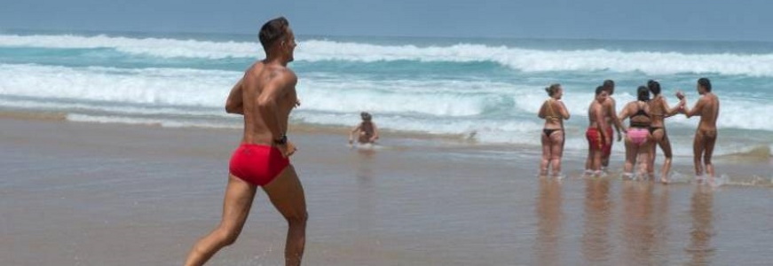 FOTOGRAFÍA. PLAYA COFETE (PÁJARA) FUERTEVENTURA (ESPAÑA), 26.08.2020. Varias personas disfrutan del baño en la orilla de la playa de Cofete (Pájara) Fuerteventura. Efe