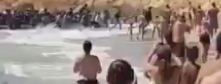 Inmigración España. Los turistas presencian el desembarque rápido de varias decenas de «refugiados»