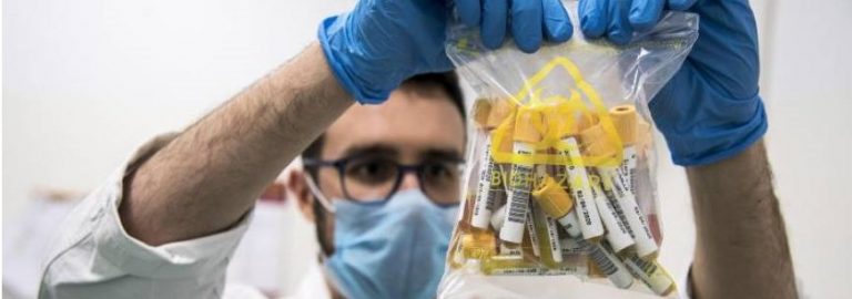 Vacuna covid 19 Italia. Una mujer de 50 años, primera voluntaria a la que se inocula la primera dosis