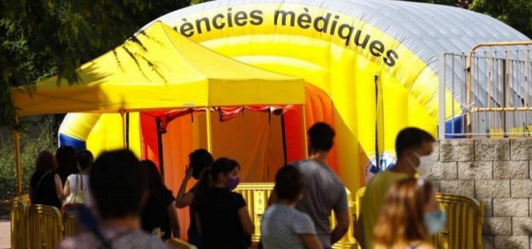 Largas colas de los vecinos de Sabadell (Cataluña) España en las carpas para tests de covid 19