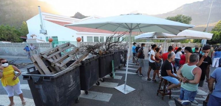 Barricadas en San Bartolomé de Tirajana (España) ante la llegada de inmigrantes ilegales