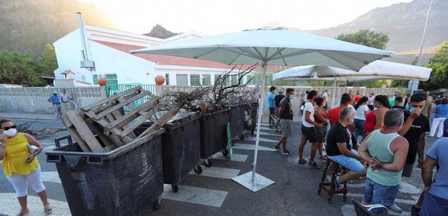 FOTOGRAFÍA. SAN BARTOLOMÉ DE TIRAJANA (GRAN CANARIA) ESPAÑA, 05.08.2020. Cerca de un centenar de vecinos de Tunte, la capital del municipio de San Bartolomé de Tirajana. Efe