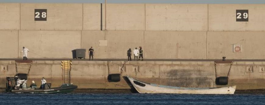 FOTOGRAFÍA. SANTA CRUZ DE TENERIFE (ESPAÑA), 21.08.2020. La patrullera de la Guardia Civil Río Tajo remolca hasta el puerto de Arinaga, en Gran Canaria, el cayuco. Efe
