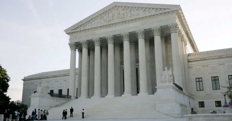 El Tribunal Supremo de EEUU avala la política inmigratoria de Trump y permite la construcción del muro