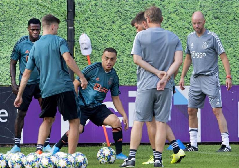 FOTOGRAFÍA. AMSTERDAM (PAÍSES BAJOS), ÑO 2020. El jugador del Amsterdamsche Football Club Ajax (Ajax) Sergino Dest (c), durante un entrenamiento. Efe