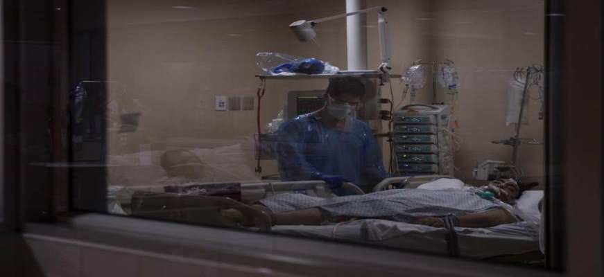 FOTOGRAFÍA. ANDALUCÍA (ESPAÑA), AGOSTO DE 2020. Un paciente con COVID-19 recibe atención médica en un hospital. Efe