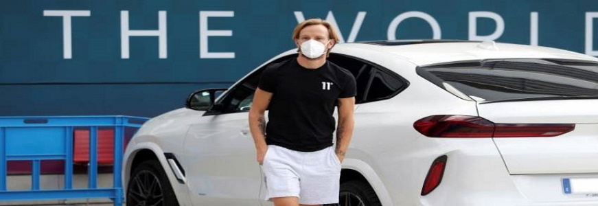 FOTOGRAFÍA. BARCELONA (ESPAÑA), 01.09.2020. El centrocampista croata del FC Barcelona Ivan Rakitic llega para someterse a pruebas PCR del club. Efe