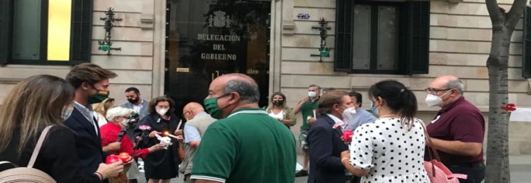 Las víctimas del covid 19 reclaman «justicia» ante la Delegación del Gobierno en Cataluña