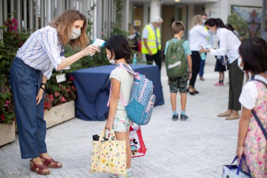 FOTOGRAFÍA. BARCELONA (ESPAÑA), 10.09.2020. Una trabajadora toma la temperatura a una niña a la entrada del colegio privado internacional American School of Barcelon. Efe