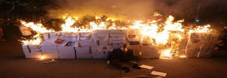 Diada 2020. Los de CUP y CDR prenden fuego al rey y contenedores a gritos de «independencia»