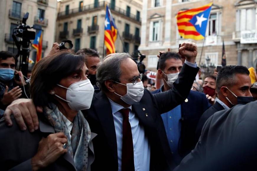 FOTOGRAFÍA. BARCELONA (ESPAÑA), 28.09.2020. El presidente de la Generalitat, Quim Torra, acompañado de su mujer Carola Miró, abandona el Palau de la Generalitat. Efe
