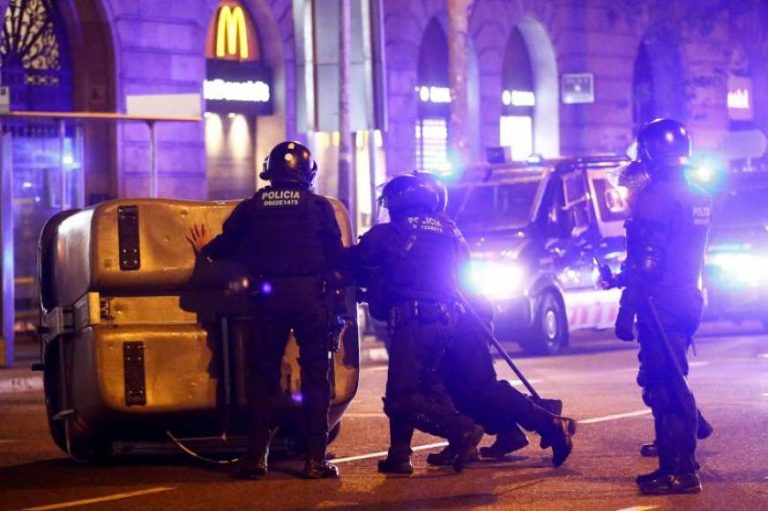 5 separatistas detenidos por desórdenes públicos durante los altercados de la inhabilitación de Quim torra