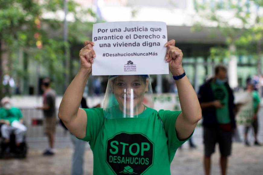FOTOGRAFÍA. BARCELONA (ESPAÑA), AÑO 2020. Una participante en una concentración a favor de la okupación de pisos y casas privadas, convocada por la organización de la ultraizquierda (PAH). Efe