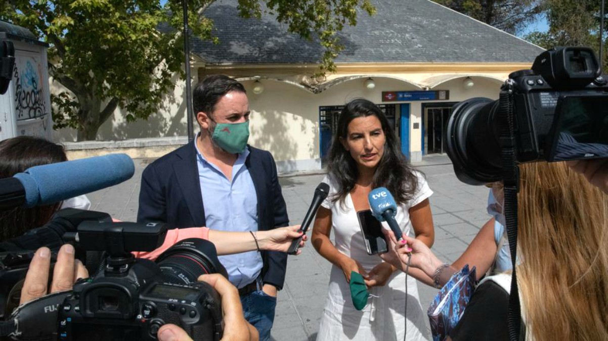 FOTOGRAFÍA. BARRIO DE BATÁN (MADRID), 07.09.2020. El presidente de VOX, Santiago Abascal (i), la presidente de VOX Madrid y diputada autonómica, Rocío Monasterio (d). Efe