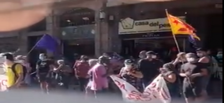 Cataluña. Los Terroristas callejeros separatistas atacan con botellas y piedras a los diputados de VOX 