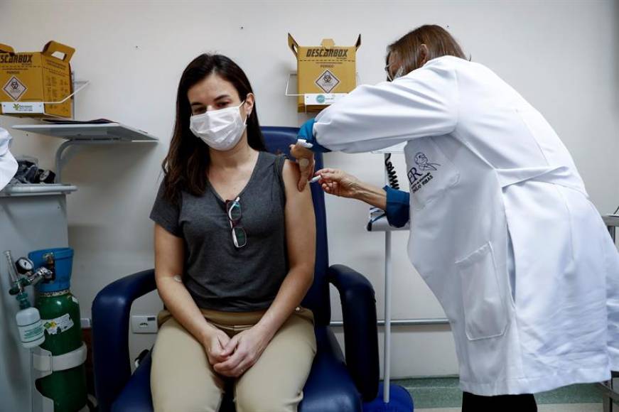 FOTOGRAFÍA. (BRASIL), 18.09. 2020. Vista de una voluntaria durante un ensayo clínico de la vacuna contra el covid 19 (coronavirus) en Brasil. Efe