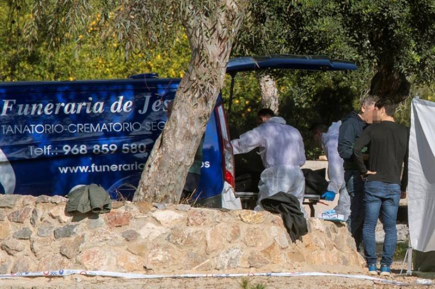 FOTOGRAFÍA. CATALUÑA (ESPAÑA), AÑO 2020. Una empresa funeraria trasladando los resto de una persona. Efe