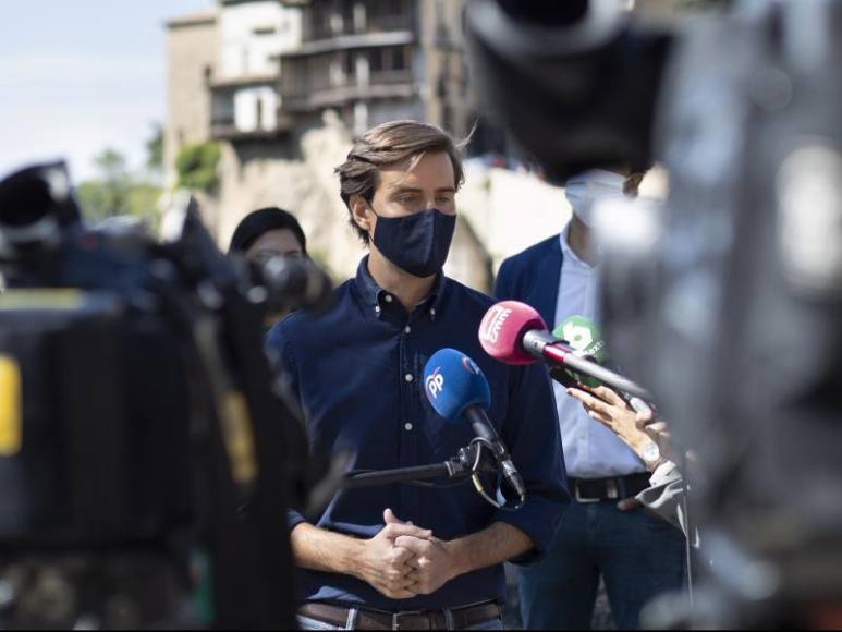 FOTOGRAFÍA. CUENCA (ESPAÑA), 13.09.2020. El vicesecretario de Comunicación nacional del PP, Pablo Montesinos, atiende a los medios de comunicación este domingo en Cuenca. Efe