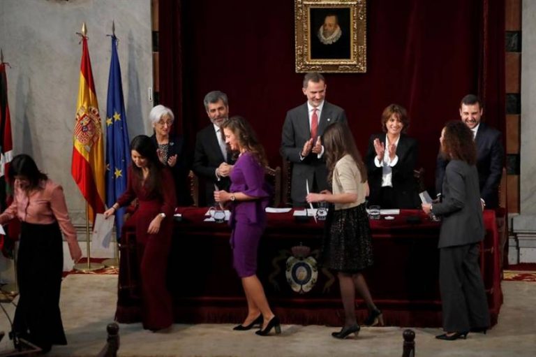 Entrega de despachos a los nuevos jueces en Cataluña sin el Rey por la oculta «agenda AntiRey» de Sánchez y separatistas