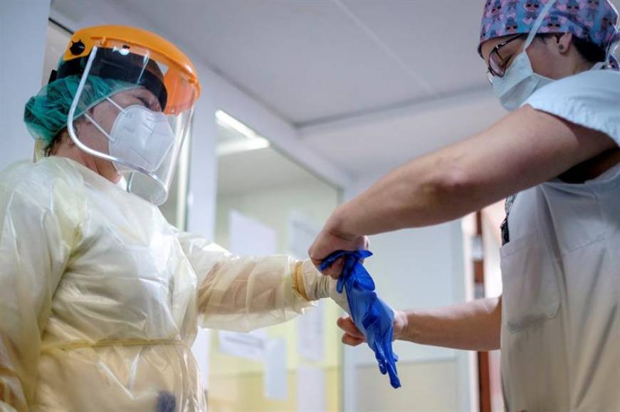 FOTOGRAFÍA. ESPAÑA, 22.09.2020. Vista de dos profesionales sanitarios en un hospital. El equipo de expertos realizó un revisión de estudios previos. Efe