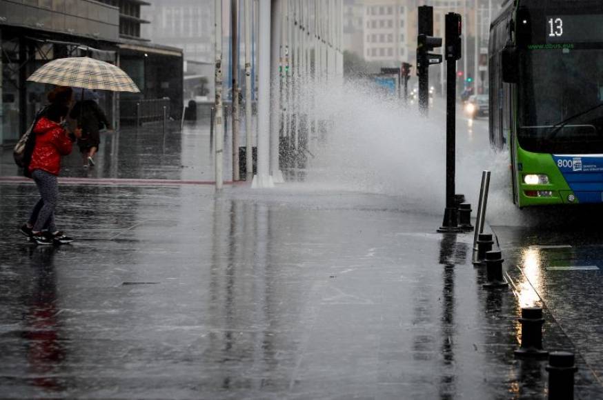 FOTOGRAFÍA. ESPAÑA, AÑO 2019. Vista de varias personas bajo una lluvia intensa en España. Efe