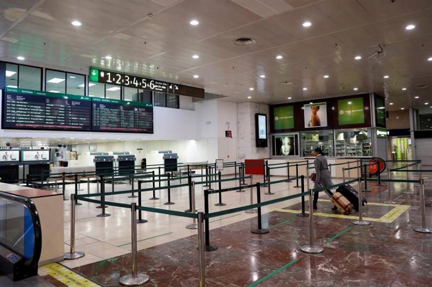 FOTOGRAFÍA. ESTACIÓN DE TRENES RENFE SANTS (BARCELONA) ESPAÑA, AÑO 2020. Una mujer accediendo en los accesos para el (AVE) en la estación de Sants de Barcelona (Cataluña). Efe